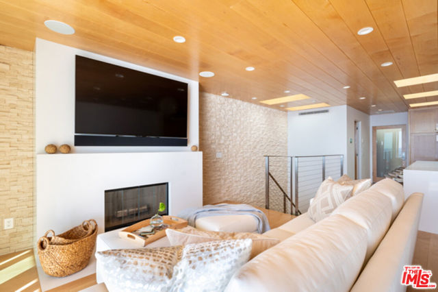 11950 BEACH CLUB Way, Malibu CA: https://media.crmls.org/mediaz/1c3d8ebb-9616-4d11-a42e-3353e7300b15.jpg