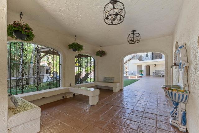 6817 Vianda Ct Court, Carlsbad CA: https://media.crmls.org/mediaz/1c3e7757-ba2d-41f5-a5e1-d5a863ceb6d8.jpg