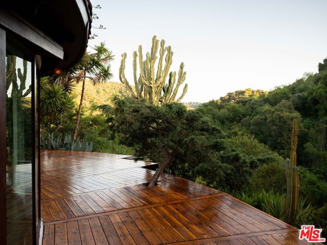 10018 Reevesbury Drive, Beverly Hills CA: https://media.crmls.org/mediaz/1c3f4109-efd1-41f5-ba52-4b48765ea1a1.jpg