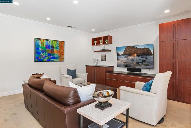 2142 Deer Oak Way, Danville CA: https://media.crmls.org/mediaz/1c3fd6a6-3503-4c1e-a728-94aa71410d52.jpg