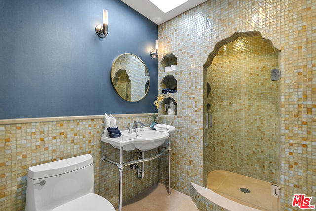 8828 Thrasher Avenue, Los Angeles CA: https://media.crmls.org/mediaz/1c3ff8a4-d897-4271-876e-de5cba1f908b.jpg