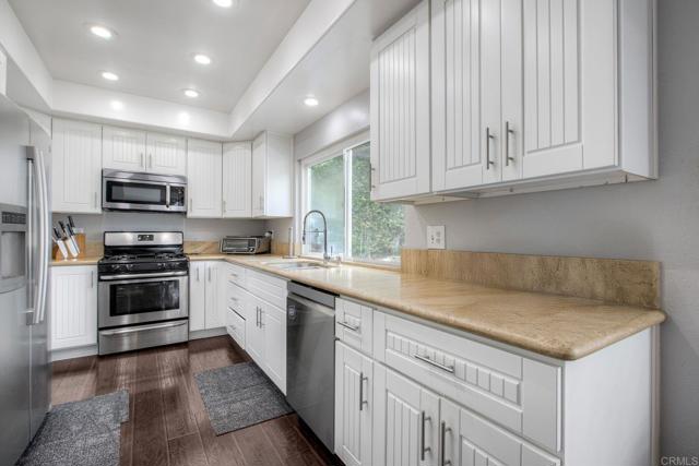 Detail Gallery Image 9 of 45 For 1207 Branding Iron Cir, Vista,  CA 92081 - 4 Beds | 3 Baths