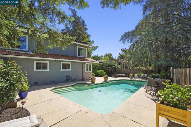 1020 Molad Ct, Concord CA: https://media.crmls.org/mediaz/1c419648-b0d8-4a2e-9f0b-872613d955cc.jpg