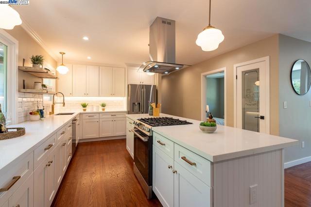 2818 Steinmetz Way, Oakland CA: https://media.crmls.org/mediaz/1c419b82-605d-474c-aabe-e9c8acaabfe5.jpg