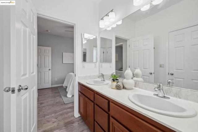711 Summer Ln, Richmond CA: https://media.crmls.org/mediaz/1c438f70-db7a-44c4-9bd0-ba258a915e46.jpg