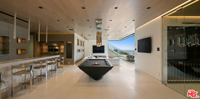 5012 Carbon Beach Terrace, Malibu CA: https://media.crmls.org/mediaz/1c4426ca-c1d8-4471-a029-00693cbd782d.jpg