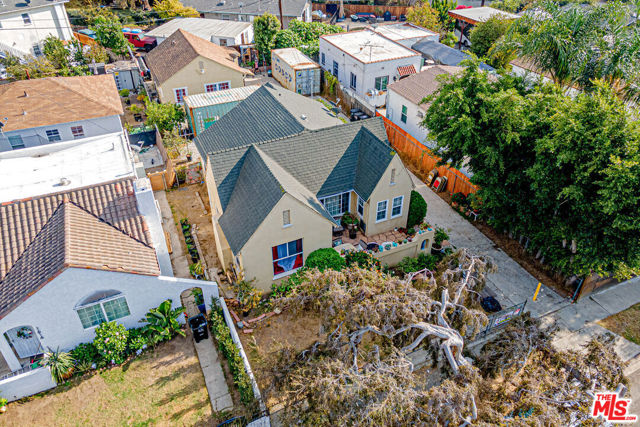 1618 S Burnside Avenue, Los Angeles CA: https://media.crmls.org/mediaz/1c44348a-dac5-4e50-89b7-32e49a7082d2.jpg