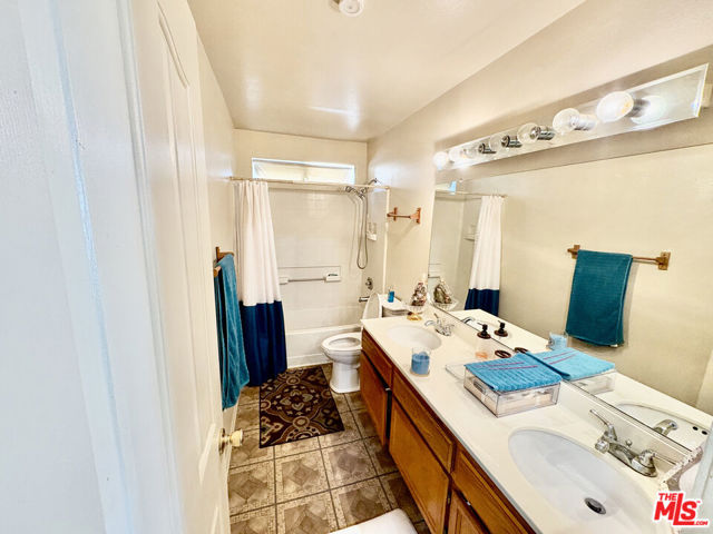 3202 Angeleno Place, Palmdale CA: https://media.crmls.org/mediaz/1c45165b-bcfe-4ec1-877b-11a857ced365.jpg