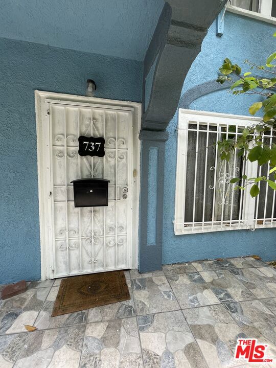 737 N HARVARD Boulevard, Los Angeles CA: https://media.crmls.org/mediaz/1c452139-da68-459f-bc2e-010a906454f9.jpg