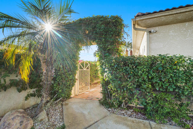 2 Vistara Drive, Rancho Mirage CA: https://media.crmls.org/mediaz/1c4560c9-0b46-4168-bbcd-8de1cc9a6f0f.jpg