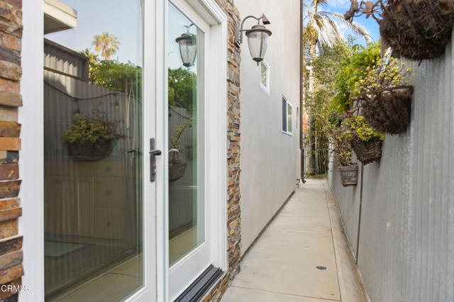 2149 Monmouth Drive, Ventura CA: https://media.crmls.org/mediaz/1c4567ba-9fec-414a-a032-328afaa26d77.jpg