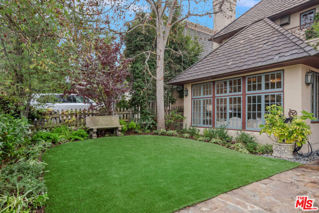 2917 N Poinsettia Avenue, Manhattan Beach CA: https://media.crmls.org/mediaz/1c45a721-2a9a-4301-b2b9-39bdd58ecf9b.jpg