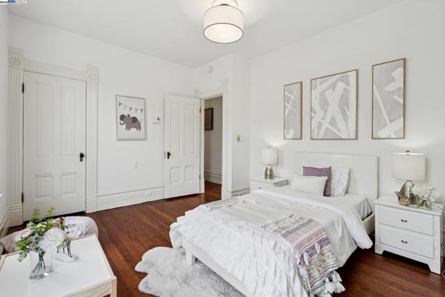 2120 Encinal Ave, Alameda CA: https://media.crmls.org/mediaz/1c45ce8e-c76b-4a79-b33c-c392552c251a.jpg