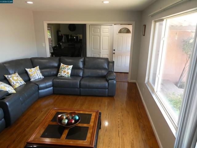 Image 5 of 43 For 2908 Sargent Ave