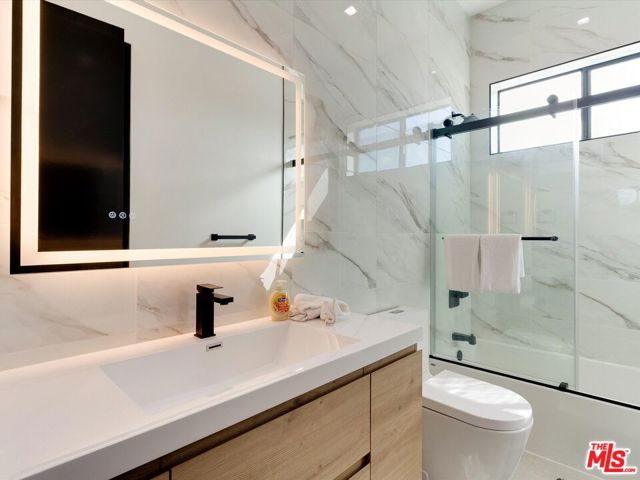 2815 1/2 S Redondo Boulevard, Los Angeles CA: https://media.crmls.org/mediaz/1c463ecb-7678-4c21-9ef8-80c08d874736.jpg