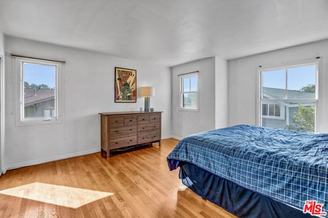 830 E Kensington Road, Los Angeles CA: https://media.crmls.org/mediaz/1c46e826-9294-437a-bdf0-60502770b6a0.jpg