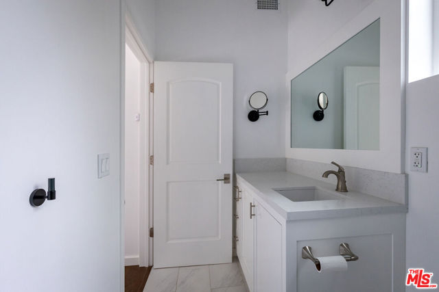 24042 Killion Street, Woodland Hills CA: https://media.crmls.org/mediaz/1c47080f-7fce-4778-b43f-7acf02d57216.jpg