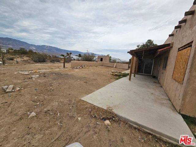 9646 Blackhawk Trail, Lucerne Valley CA: https://media.crmls.org/mediaz/1c473ea4-ddab-46c5-bc64-f02cd1f6a890.jpg