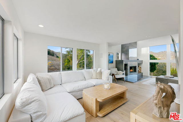 1876 Lookout Road, Malibu CA: https://media.crmls.org/mediaz/1c47cc89-2a69-4845-838c-e677a5a60045.jpg