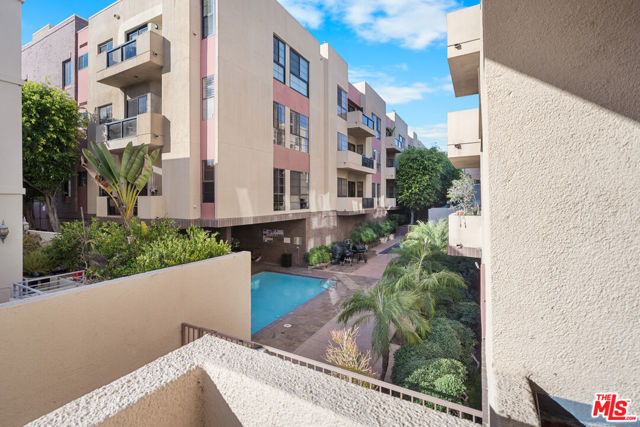 235 S Tower Drive, Beverly Hills CA: https://media.crmls.org/mediaz/1c47f3b5-54df-4221-925f-00decc539f8c.jpg