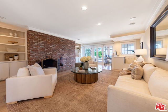 16331 Tudor Drive, Encino CA: https://media.crmls.org/mediaz/1c48e25c-386a-4a9f-bba5-ab50b0e6bea3.jpg