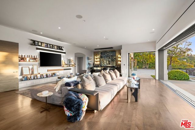 3396 Stone Ridge Lane, Los Angeles CA: https://media.crmls.org/mediaz/1c498733-6449-4b82-aaf9-e8bed5b2dc94.jpg
