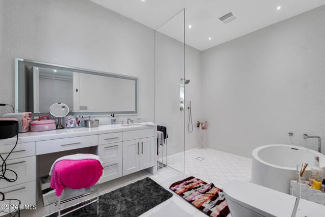 2259 Melford Court, Westlake Village CA: https://media.crmls.org/mediaz/1c49f038-6f8c-477e-a79a-b3581cbe8896.jpg