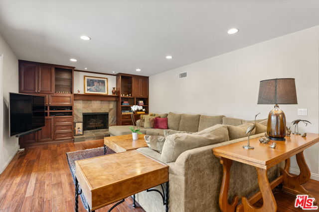 17992 Huntington Circle, Villa Park CA: https://media.crmls.org/mediaz/1c4a62f2-d7a0-4a0b-b5cc-5625909751f6.jpg