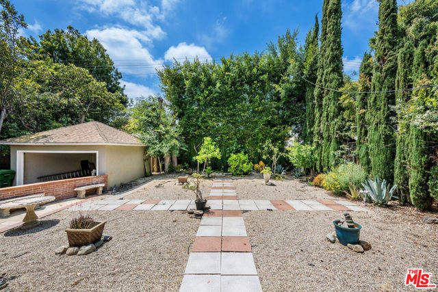 257 S Van Ness Avenue, Los Angeles CA: https://media.crmls.org/mediaz/1c4c4661-ad8b-4a0d-9fef-3691efa8e0be.jpg