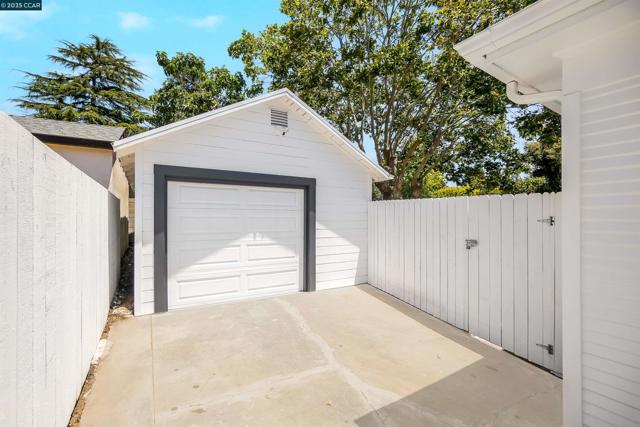 2718 Carmel St, Oakland CA: https://media.crmls.org/mediaz/1c4c5e36-fa1c-4403-8474-4b5b20ad75ad.jpg