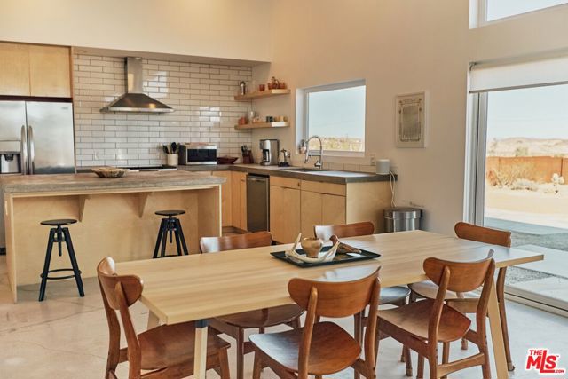 4375 Border Avenue, Joshua Tree CA: https://media.crmls.org/mediaz/1c4ca328-14b0-440a-9599-82041ad586c1.jpg