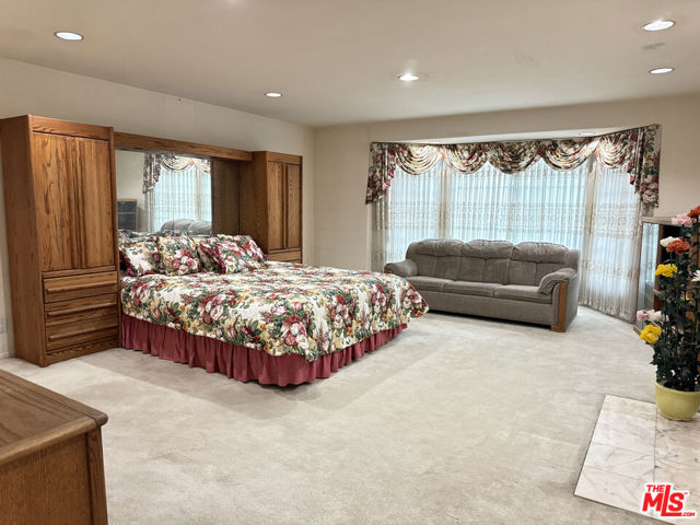 1137 Eagle Vista Drive, Los Angeles CA: https://media.crmls.org/mediaz/1c4ca56f-d9cb-49d1-8fd4-15290353f788.jpg