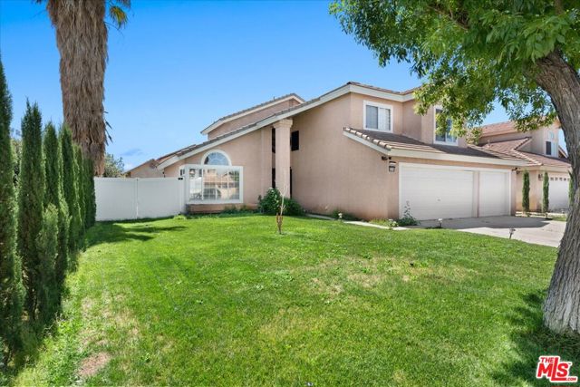 3228 Rollingridge Avenue, Palmdale CA: https://media.crmls.org/mediaz/1c4fb857-f847-4d4b-a520-8496a2a14bc5.jpg