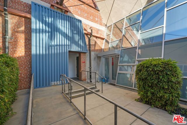 120 S Hewitt Street, Los Angeles CA: https://media.crmls.org/mediaz/1c500acc-f5e2-484e-84d2-8d097d08c388.jpg