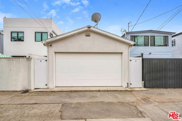 749 Oxford Ave Avenue, Venice CA: https://media.crmls.org/mediaz/1c50cd1f-e2e3-4c88-b43b-42ad7614a71e.jpg