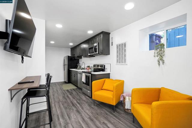 2020 17Th Ave, Oakland CA: https://media.crmls.org/mediaz/1c51097d-29d2-49e7-bf1c-0bcd299ba265.jpg