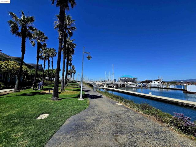 1623 Fortmann Way, Alameda CA: https://media.crmls.org/mediaz/1c518565-9608-4329-969c-8d77bf6e6a5e.jpg