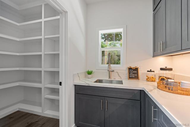 1384 Cynthia Ln, Carlsbad CA: https://media.crmls.org/mediaz/1c51e2e1-6a60-4c19-8a8f-4df435ba660d.jpg