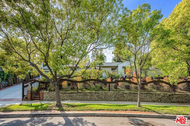 10321 Rochester Avenue, Los Angeles CA: https://media.crmls.org/mediaz/1c51fceb-dd79-48f8-a263-c2316dbf41eb.jpg