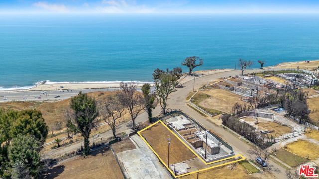 15419 Via De Las Olas, Pacific Palisades CA: https://media.crmls.org/mediaz/1c52e2e0-55b1-46ca-9ede-e164dd9ba5be.jpg