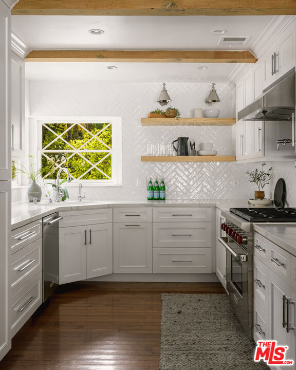 3856 Hayvenhurst Avenue, Encino CA: https://media.crmls.org/mediaz/1c533640-fbcb-4b5d-a604-dc242be69b95.jpg