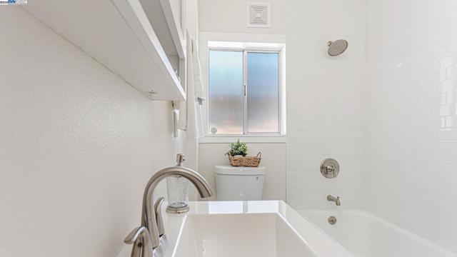 2827 Bartlett St, Oakland CA: https://media.crmls.org/mediaz/1c54a708-5c4d-4eaa-b7b1-cd803fb3c55e.jpg