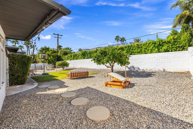 2211 N Starr Road, Palm Springs CA: https://media.crmls.org/mediaz/1c55074b-9bc7-449a-b8aa-74ff4d345a70.jpg