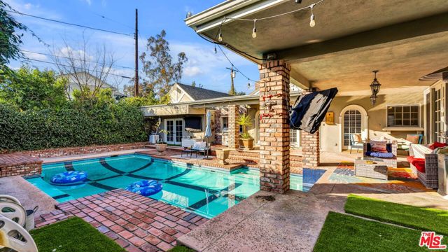 4559 Morella Avenue, Valley Village CA: https://media.crmls.org/mediaz/1c55c6bc-376e-467d-9b7f-0fe7417d2c01.jpg