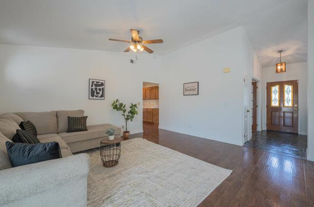 46480 Pine Meadow Place, King City CA: https://media.crmls.org/mediaz/1c5670ad-4034-42a2-a386-b25e031ab703.jpg