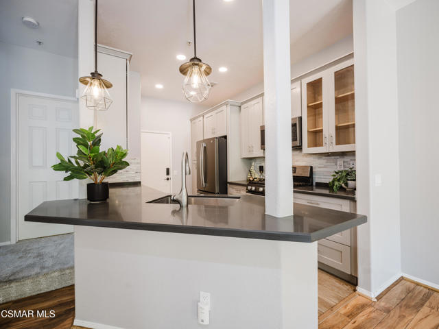 1368 Ashton Park Lane, Newbury Park CA: https://media.crmls.org/mediaz/1c5729dd-a330-437e-875e-7214830838b1.jpg