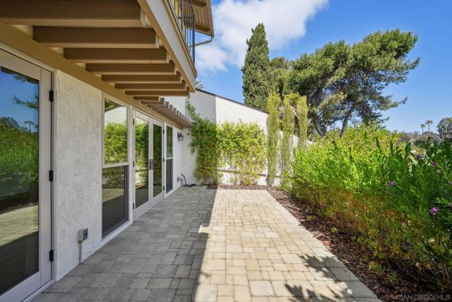 211 Via Osuna, Rancho Santa Fe CA: https://media.crmls.org/mediaz/1c585f9c-0f94-4397-a580-58fd2853331c.jpg