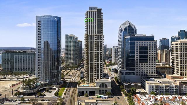 700 W E St, San Diego CA: https://media.crmls.org/mediaz/1c58ed59-921a-474a-afe0-07dd4886d396.jpg
