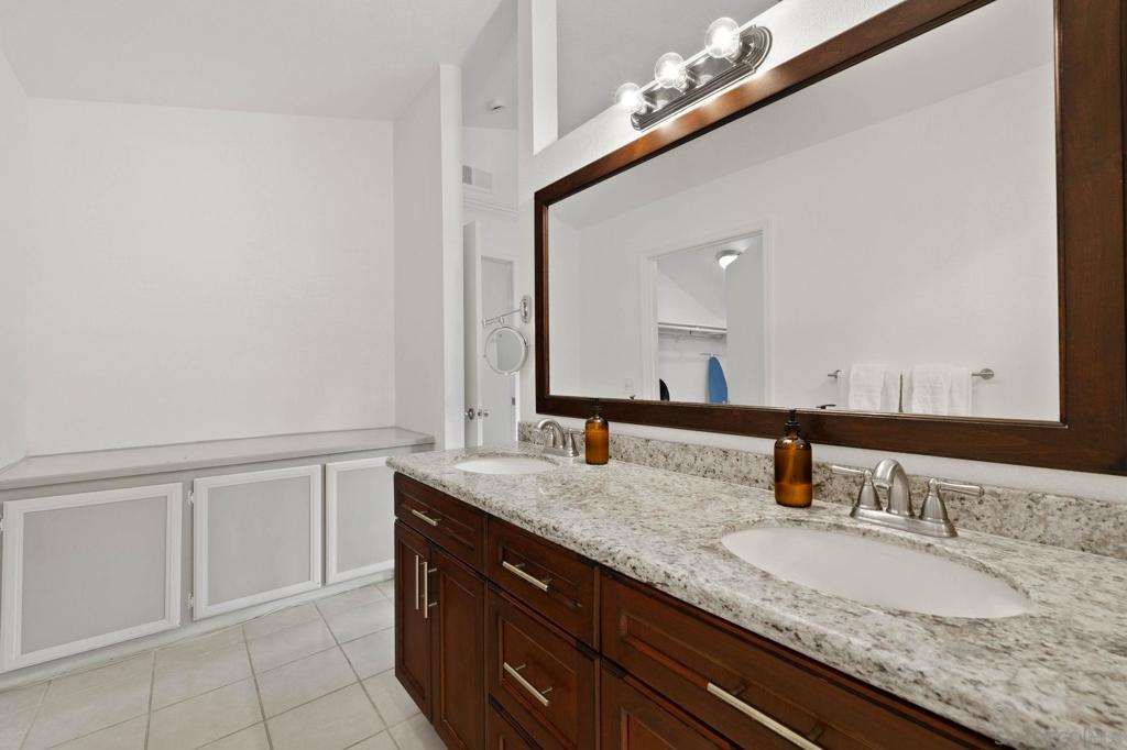 https://media.crmls.org/mediaz/1c58f24f-7d41-4567-af5f-74871ab5e4e3.jpg?preset=X-Large