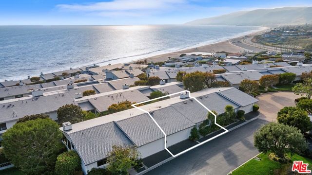 6789 Seawatch Lane, Malibu CA: https://media.crmls.org/mediaz/1c592239-cb97-492b-ba76-e571f9f16304.jpg